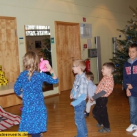 kinderspiele-dosen-werfen-1