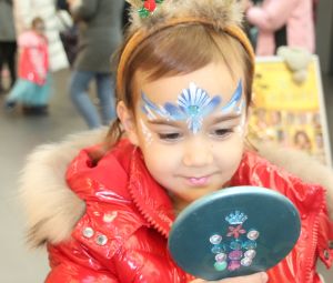 Frozen-Eiskoenigin-Kinderschminken-10