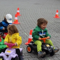 bobby-car-rennen-spiel-station-kinderanimation