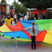 kinderanimation-mit-riesenschirm-kinderspiele-12