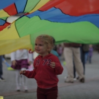 kinderanimation-mit-riesenschirm-kinderspiele-8