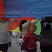 kinderanimation-mit-riesenschirm-kinderspiele-9