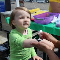 maimarkt-mannheim-kinderschminken-raffini-maskottchen-glitzer-tattoos-16