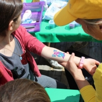 maimarkt-mannheim-kinderschminken-raffini-maskottchen-glitzer-tattoos-31