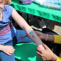 maimarkt-mannheim-kinderschminken-raffini-maskottchen-glitzer-tattoos-34