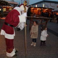 Nikolaus Besuch im Winterdorf beim RNZ in Viernheim (1)