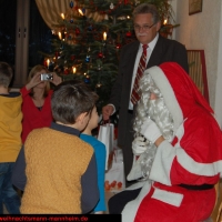 nikolaus-besuch-kinder-bescherung-schrebergarten-verein-viernheim-am-08-12-2012-14