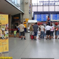 stelzen-laeufer-kinderfest-hauptbahnhof-mannheim-20-07-2