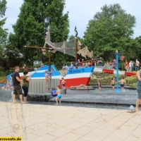 Strandbad Frankenthal, Glitzer Tattoos, Huepfburg (1).JPG