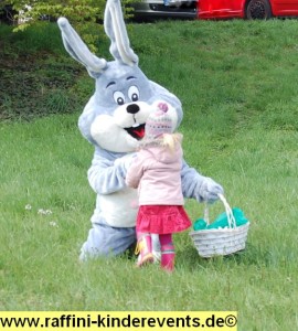 Eiersuche mit Osterhasen