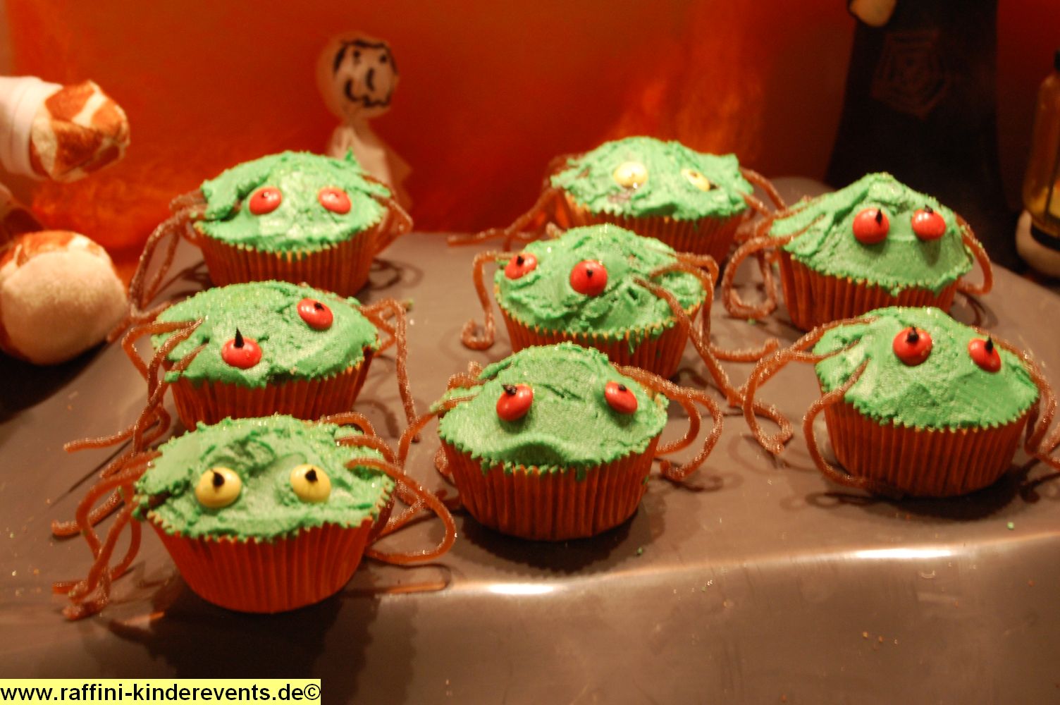 Rezept - Halloween Spinnen Muffins - Backen mit Kindern › Raffini ...